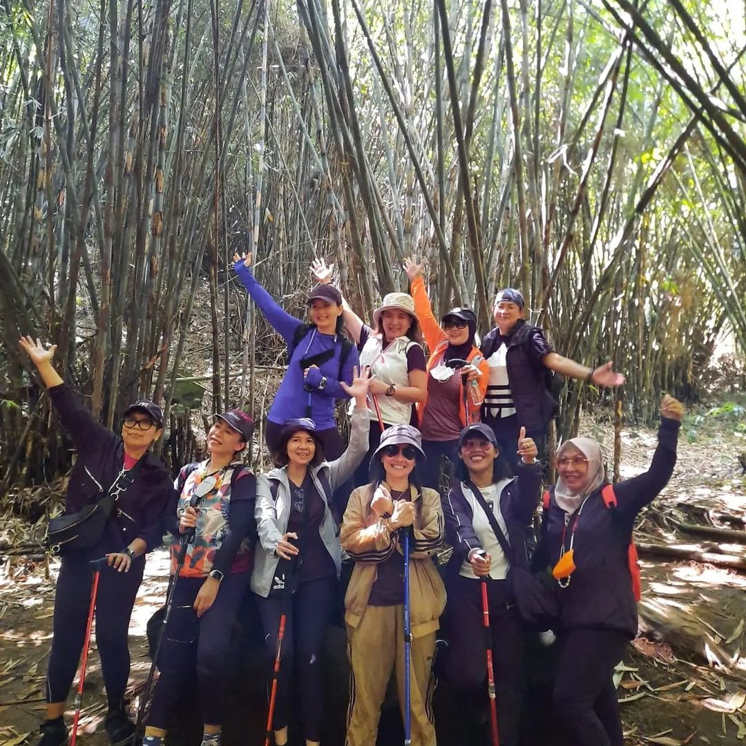 Trekking Bersama Sahabat